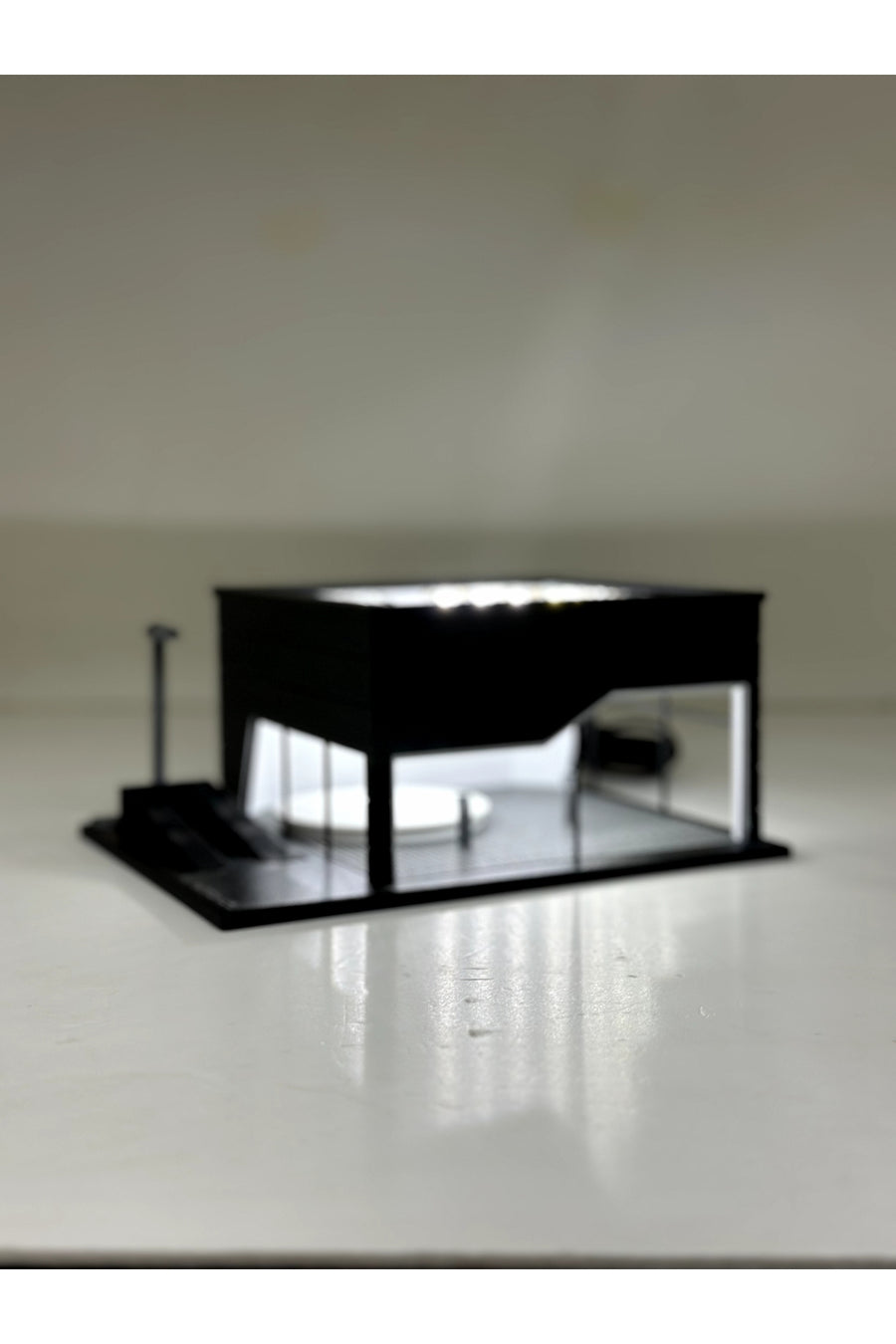 Butik 1/64 Ölçekli Siyah Renk Ledli Showroom Tasarımlı Diorama Araç Sergileme Garajı 3D Baskı