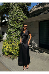 OLSAMODA KADIN V YAKA PİLELİ SATEN MİDİ ELBİSE - Siyah