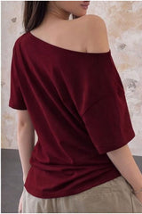 trendgar Bordo Kadın EAST COAST Baskılı Geniş Asimetrik Yaka Regular Fit Tişort - Bordo