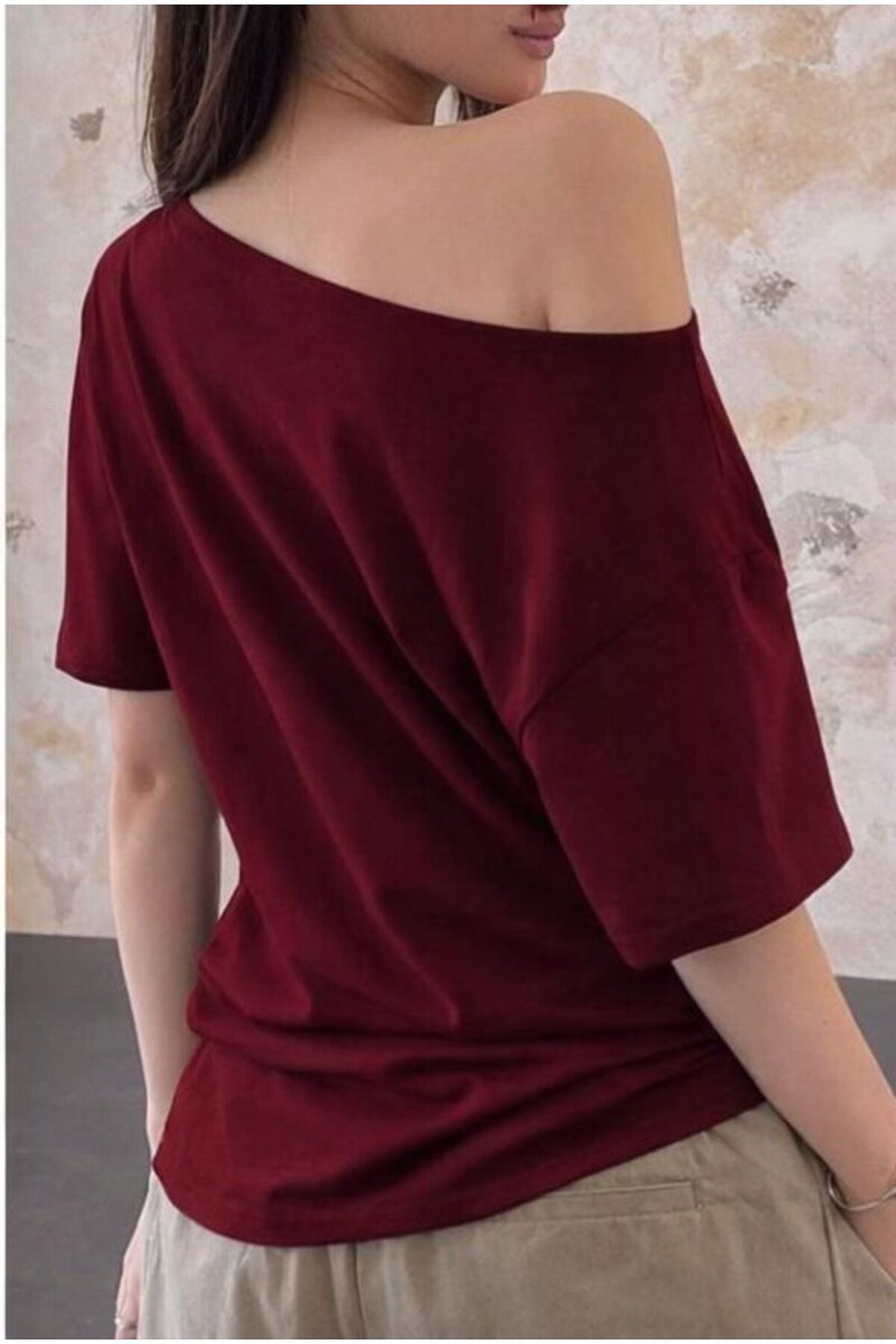 trendgar Bordo Kadın EAST COAST Baskılı Geniş Asimetrik Yaka Regular Fit Tişort - Bordo