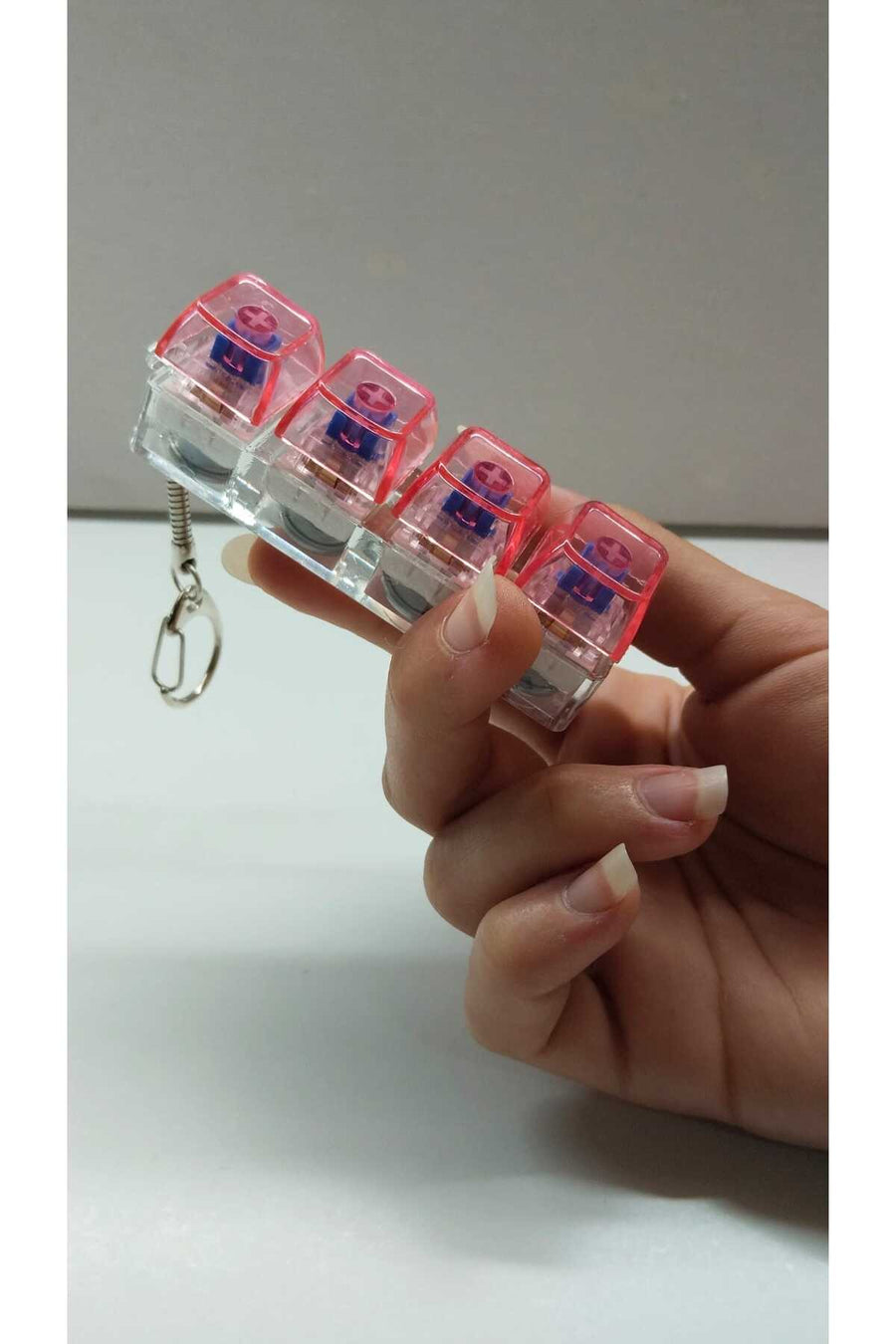 feys shop Işıklı Klavye Tuşlu Anahtarlık - KARIŞIK RENK GÖNDERİLİR - 4'lü Clic Sesli Stres Oyuncağı Anahtarlık