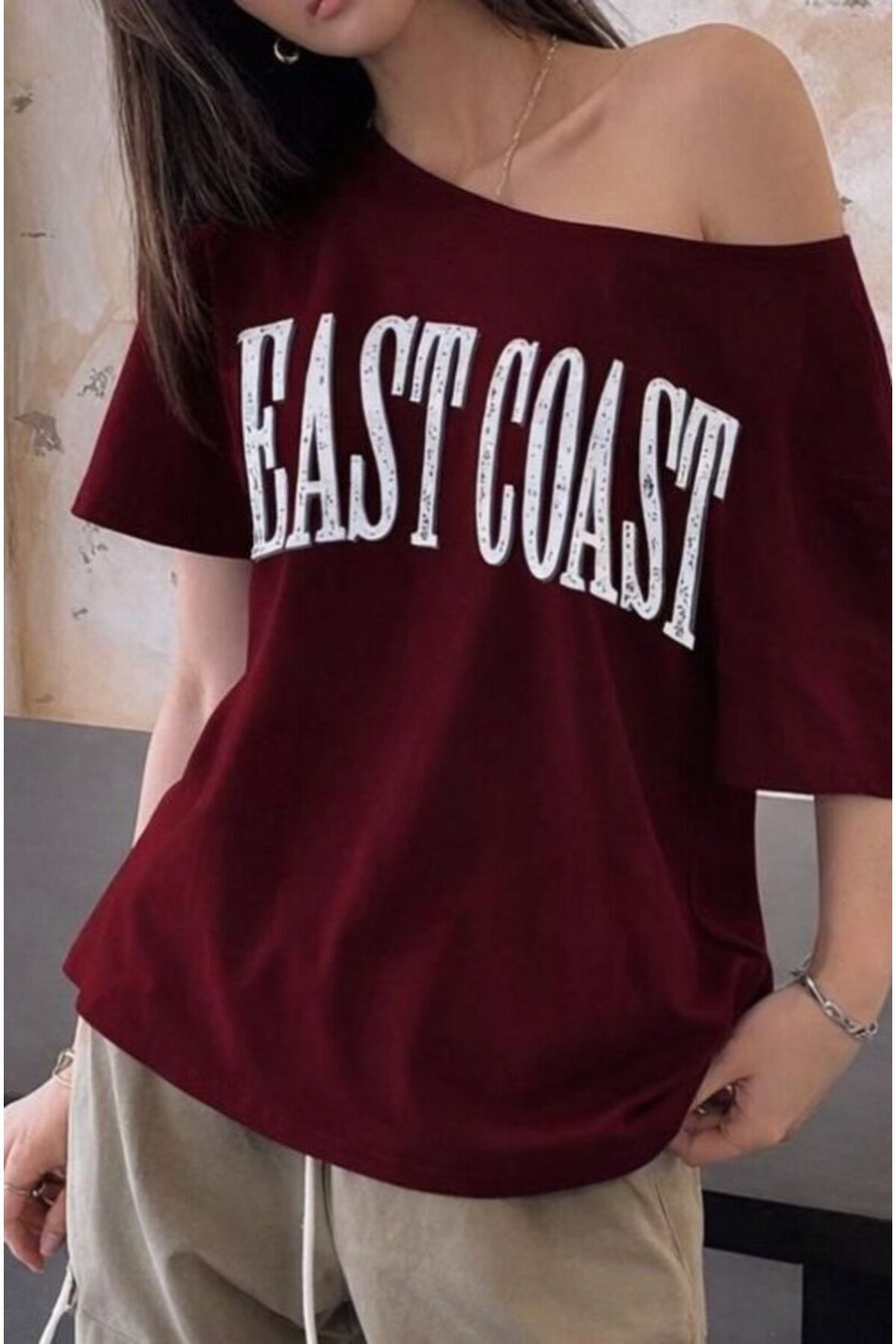 trendgar Bordo Kadın EAST COAST Baskılı Geniş Asimetrik Yaka Regular Fit Tişort - Bordo
