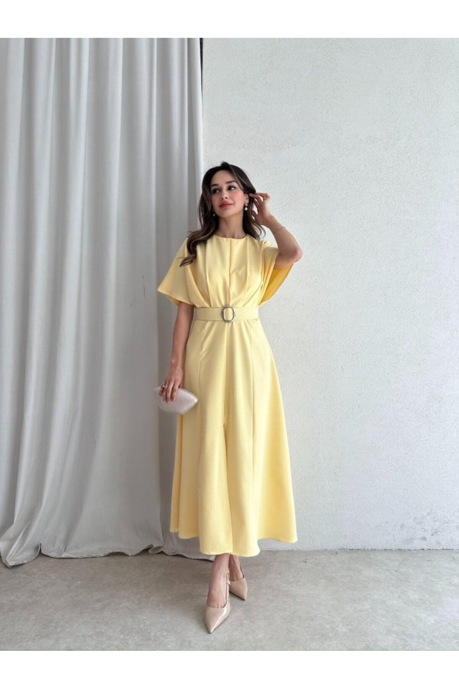 MODA DURAĞI KALİTELİ MİDİ ELBİSE YIRTMAÇ DETAYLI KEMERLİ - Sarı