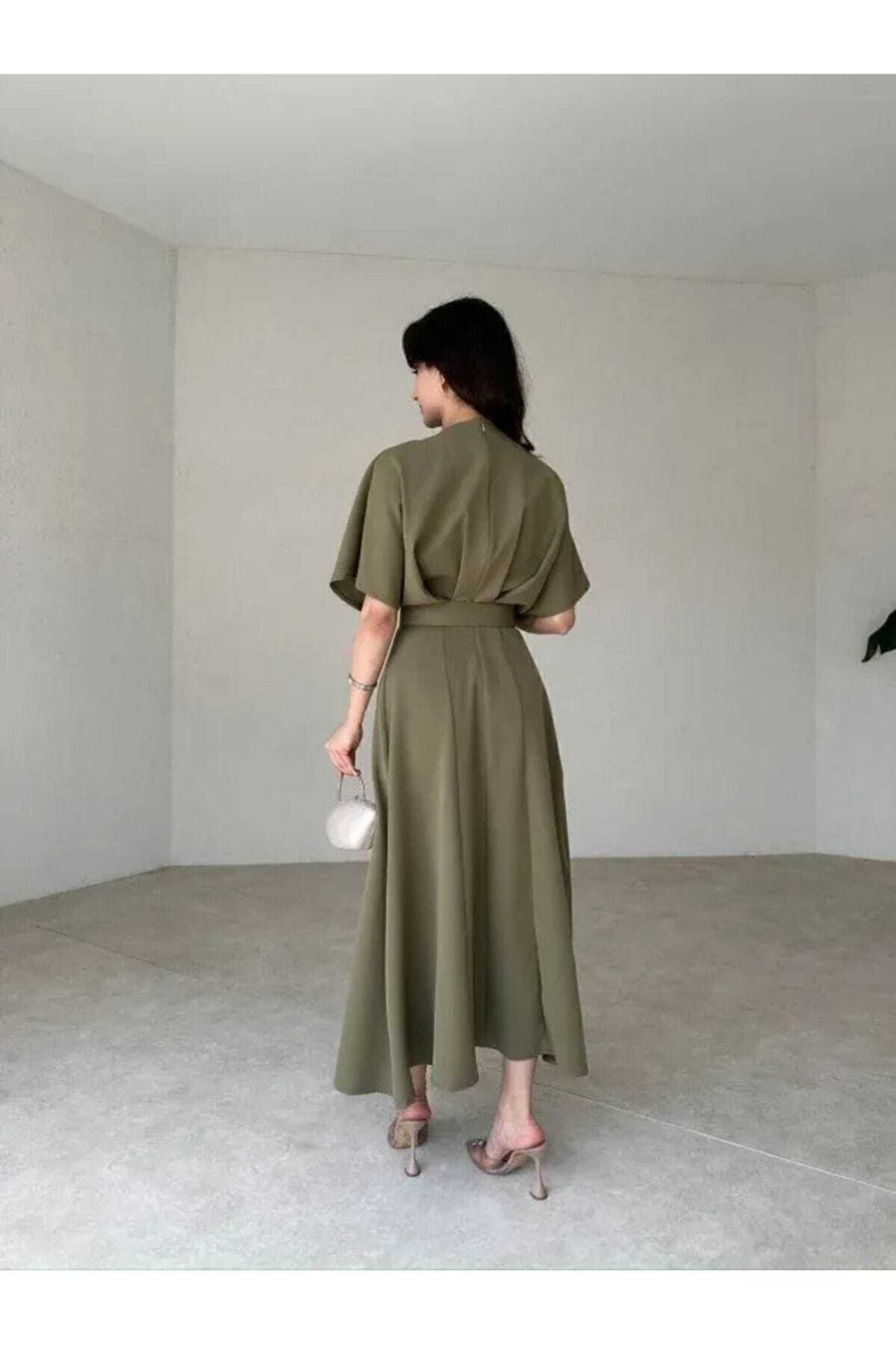 MODA DURAĞI KALİTELİ MİDİ ELBİSE YIRTMAÇ DETAYLI KEMERLİ - Haki