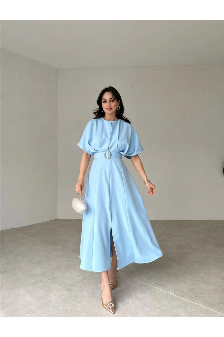 MODA DURAĞI KALİTELİ MİDİ ELBİSE YIRTMAÇ DETAYLI KEMERLİ - Bebe-Mavi