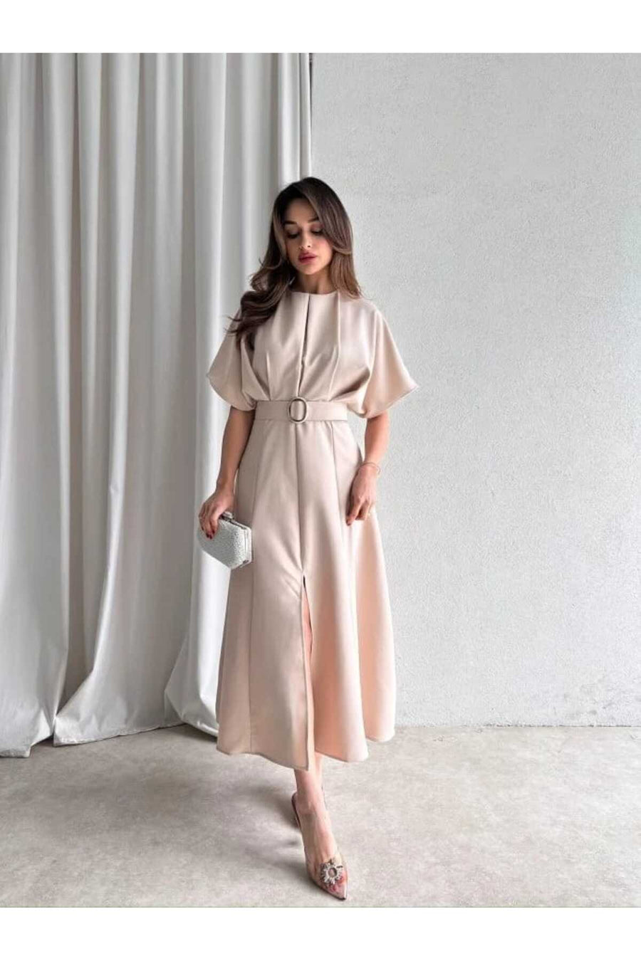 MODA DURAĞI KALİTELİ MİDİ ELBİSE YIRTMAÇ DETAYLI KEMERLİ - Ekru