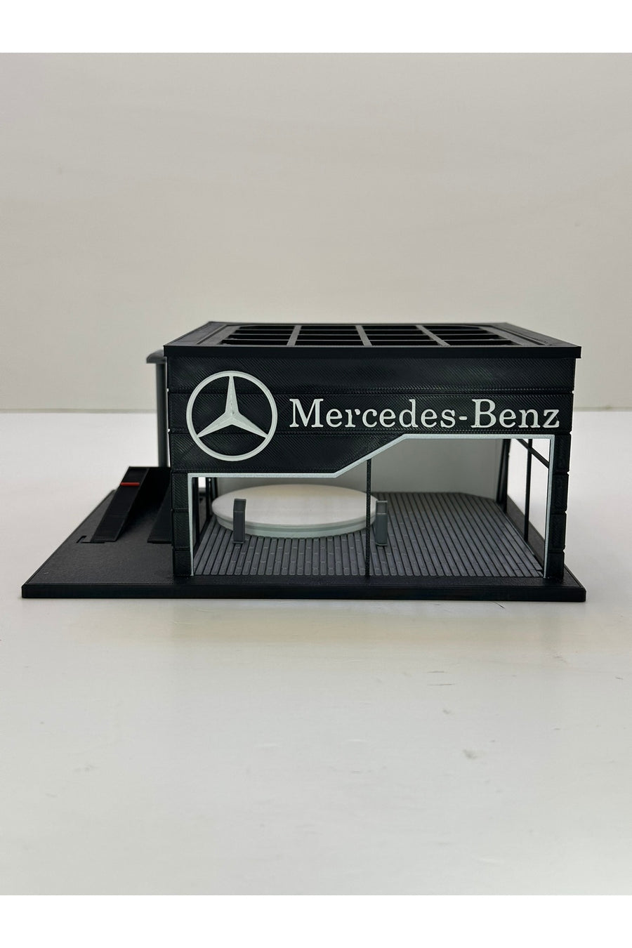 Butik 3D Baskı 1/64 Ölçekli Mercedes Showroom Tasarımlı Diorama Araç Sergileme Garajı