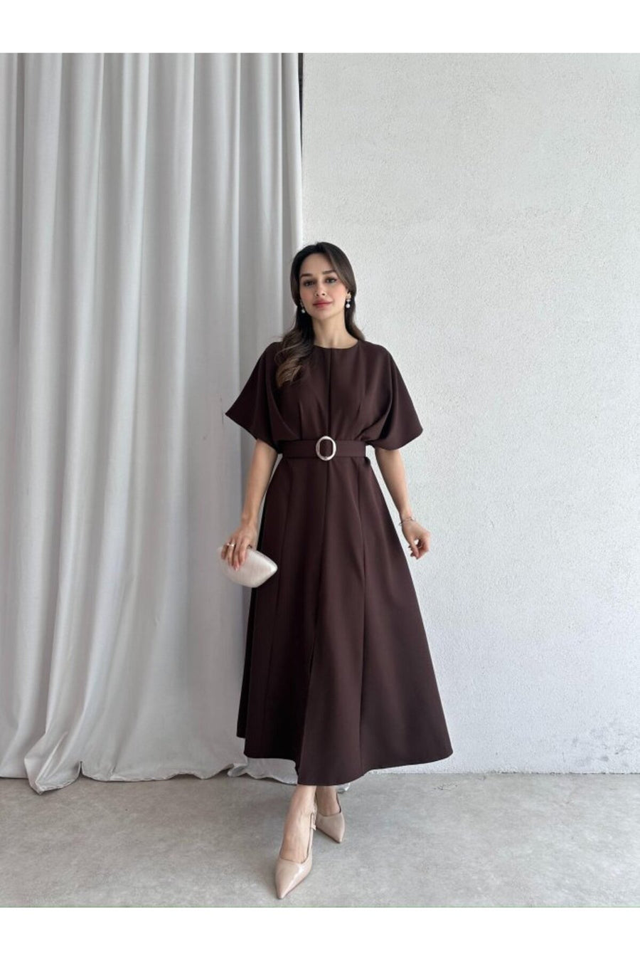 MODA DURAĞI KALİTELİ MİDİ ELBİSE YIRTMAÇ DETAYLI KEMERLİ - Kahverengi