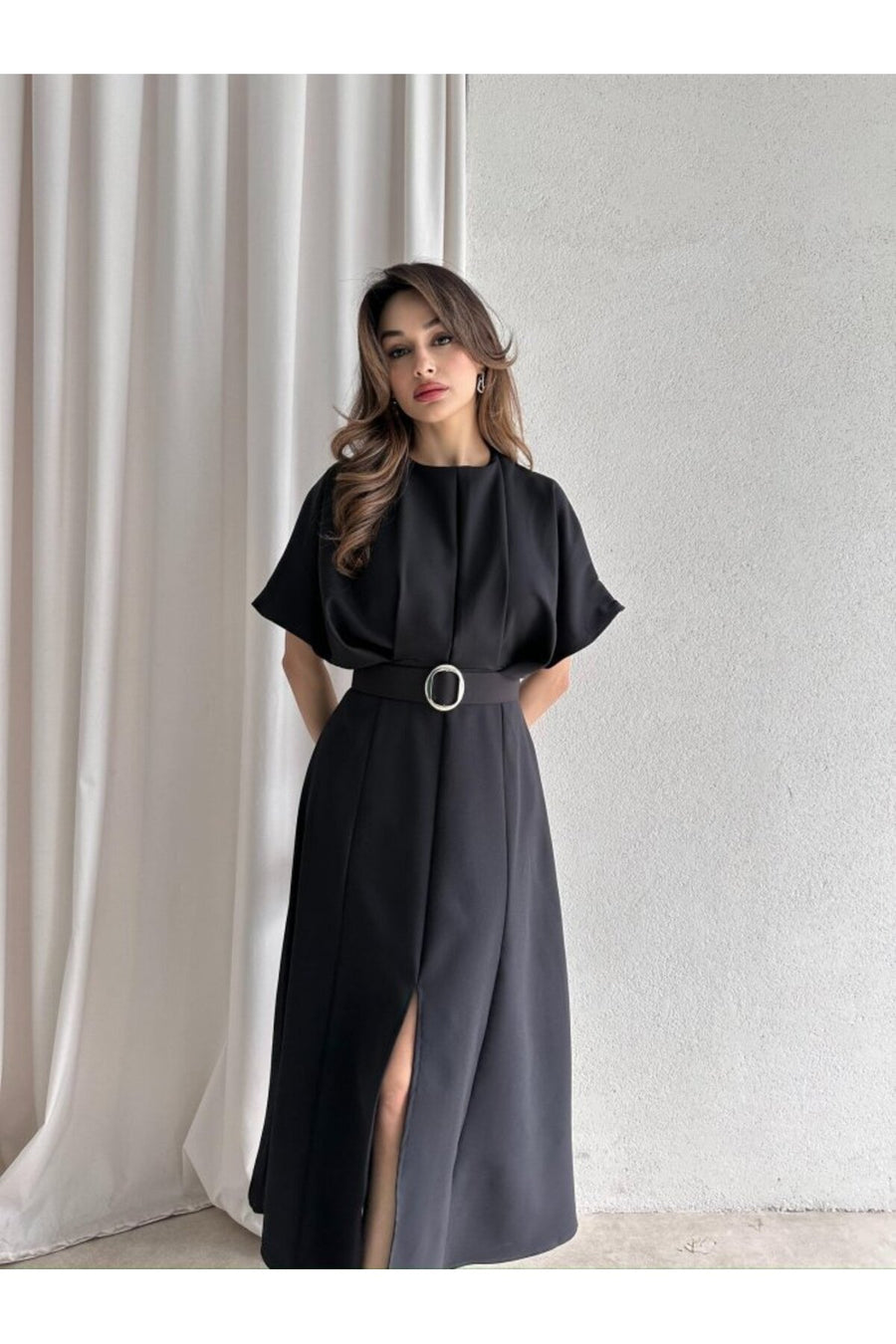 MODA DURAĞI KALİTELİ MİDİ ELBİSE YIRTMAÇ DETAYLI KEMERLİ - Siyah