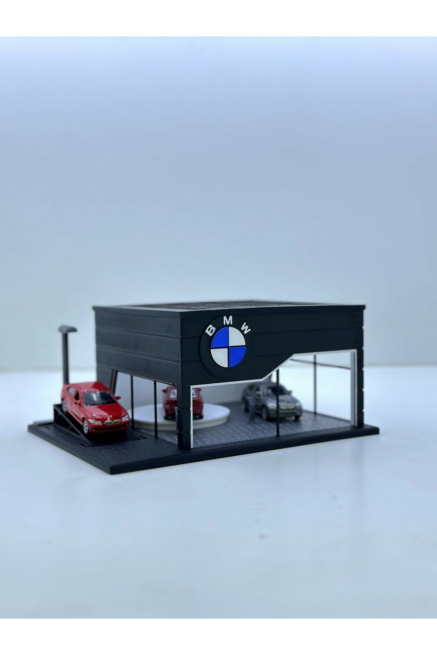 Butik 3D Baskı 1/64 Ölçekli BMW Showroom Tasarımlı Siyah Diorama Araç Sergileme Garajı