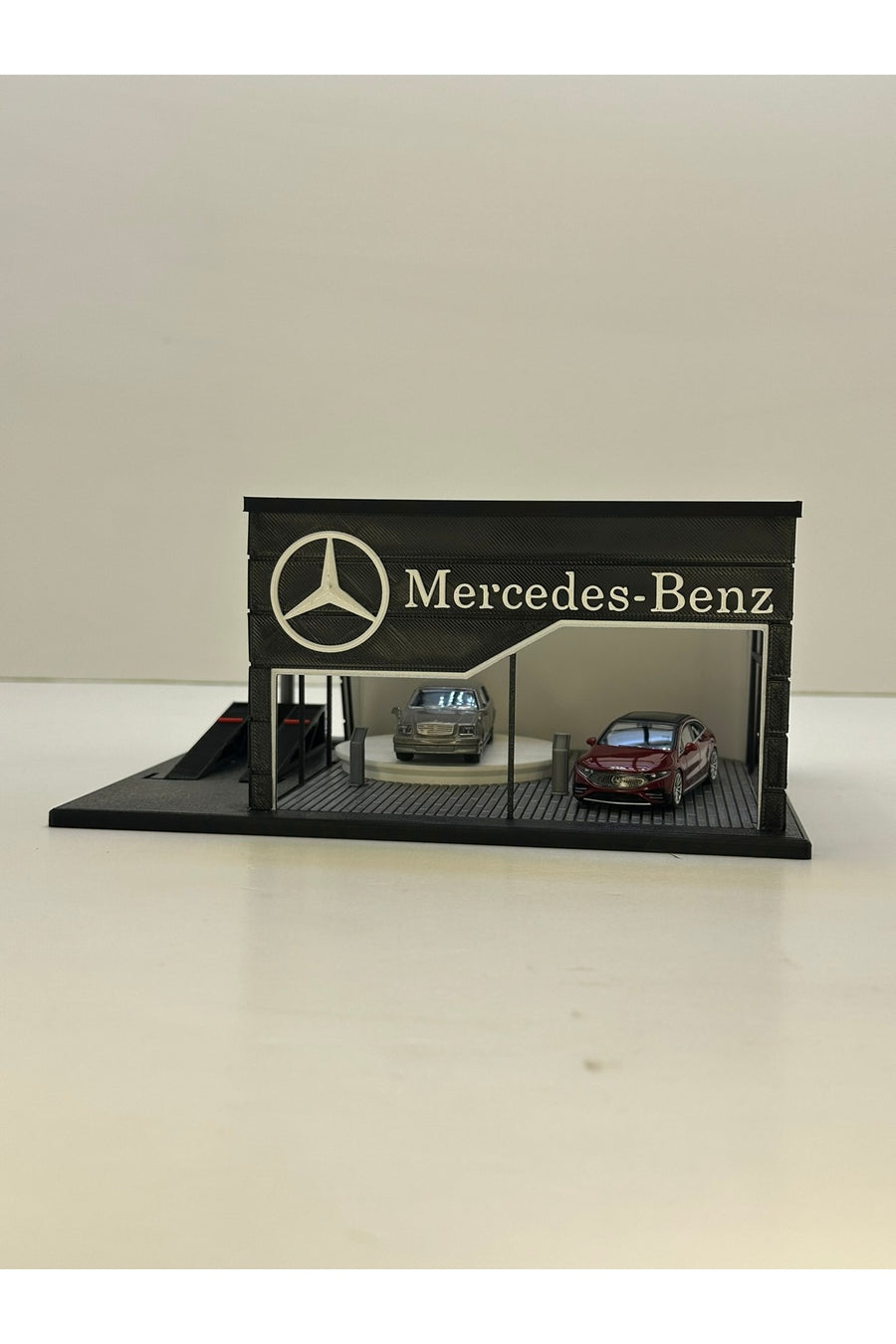 Butik 3D Baskı 1/64 Ölçekli Mercedes Showroom Tasarımlı Diorama Araç Sergileme Garajı