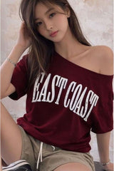 trendgar Bordo Kadın EAST COAST Baskılı Geniş Asimetrik Yaka Regular Fit Tişort - Bordo