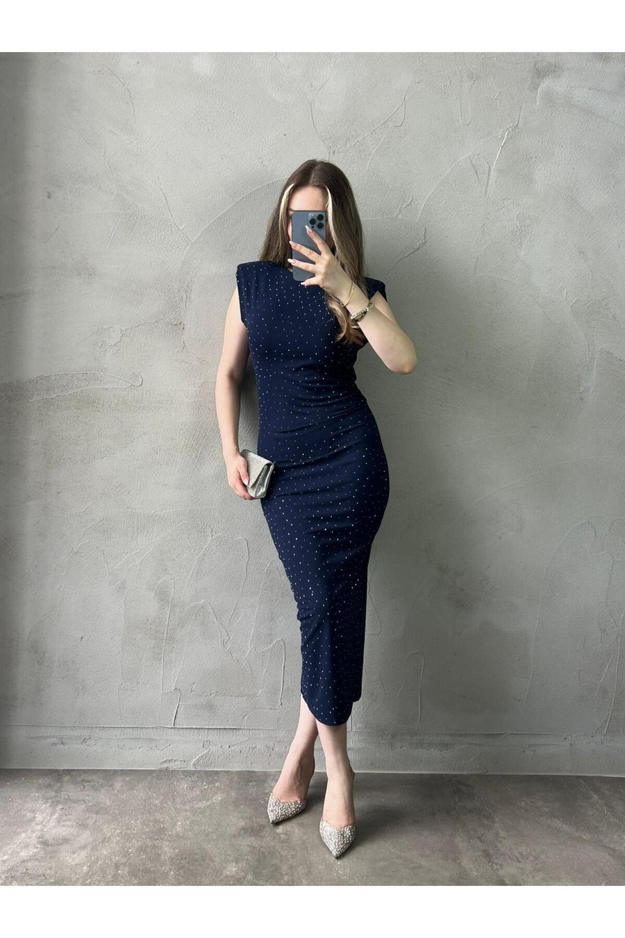 Moda Palmiss Kadın Lacivert Taş Detaylı Omuz Vatkalı Midi Elbise - Lacivert
